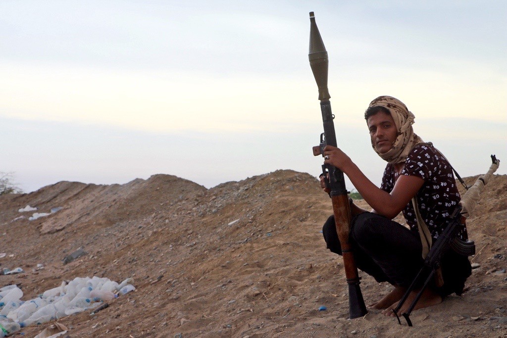 Ein bewaffneter Kämpfer der von Saudi-Arabien unterstützten Koalition nimmt Stellung ausserhalb der von den Huthis kontrollierten Hafenstadt Hodeida (Foto: Keystone/EPA/Najeeb Almahboobi)
