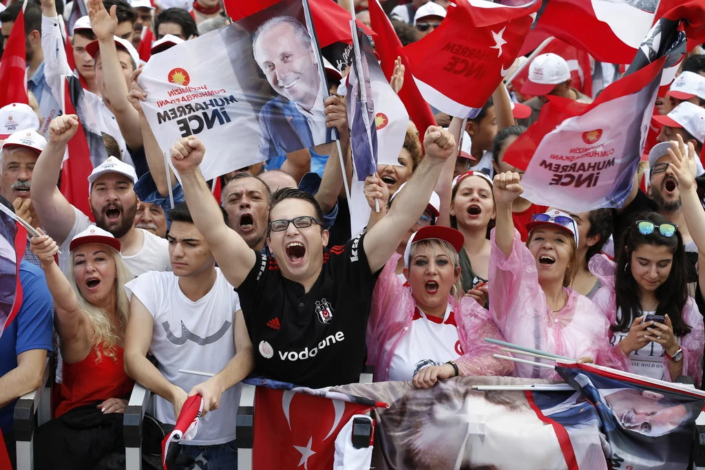 Anhänger von Muharrem İnce, des wichtigsten türkischen Oppositionskandidaten, demonstrieren am Freitagabend in Ankara. Ince ist Kandidat der „Republikanischen Volkspartei“ (CHP). (Foto: Keystone/EPA/Tumay Berkin)