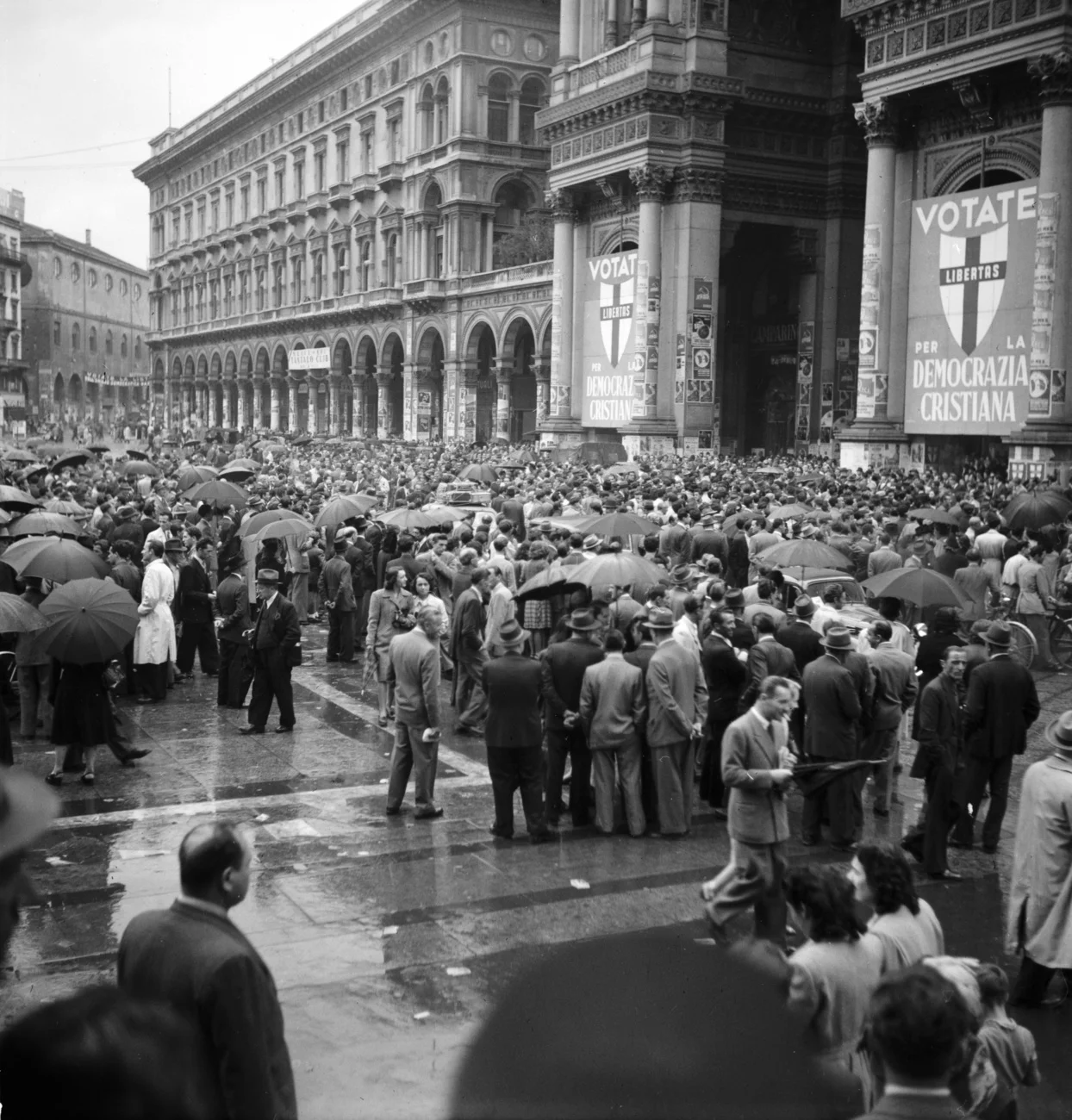 Mailand, 2. Juni 1946: Stimmberechtigte warten auf die Abgabe ihrer Stimme (Foto: Keystone/Photopress-Archiv/Schmidhauser)