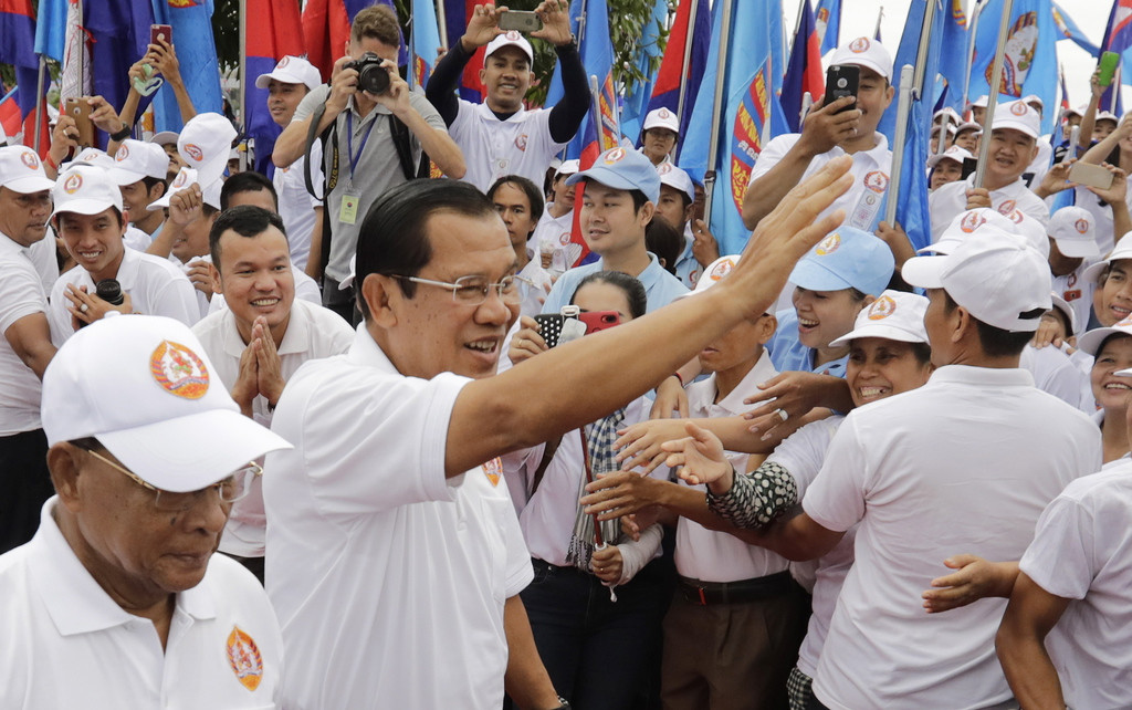 Kambodschas Premierminister Hun Sen (Mitte) grüsst seine Anhänger bei einem Anlass am 7. Juli in Phnom Penh. Seine regierende Volkspartei startet ihre Kampagne für die Wahl der Nationalversammlung am 29. Juli. (Keystone/EPA, Mark Remissa)

