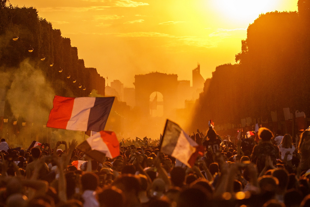 Französische Fans feiern nach dem Titelgewinn ihrer Mannschaft auf den Champs Elysées. (Keystone/EPA, Christophe Petit Tesson)
