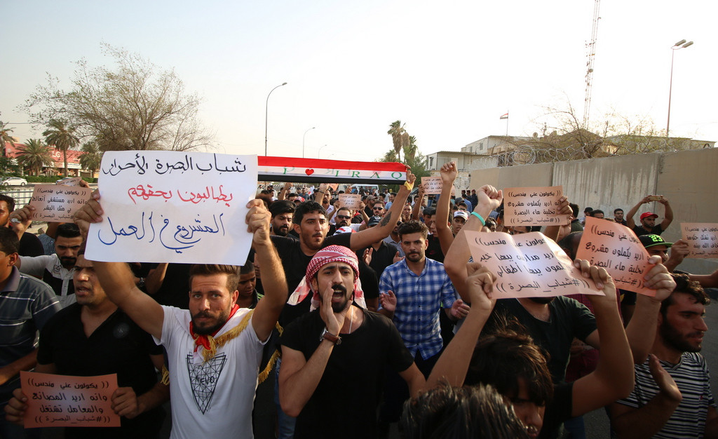 Vor dem Hauptsitz der Regionalregierung von Basra demonstrieren junge Iraker gegen Arbeitslosigkeit, steigende Lebenskosten und den Mangel an Versorgung mit Wasser und Strom. (Keystone/EPA, Haider al-Assadee)
