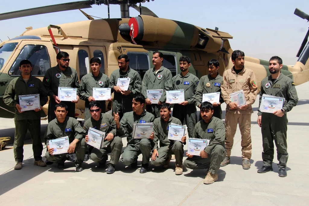 Das sind diplomierte afghanische Armee-Piloten. Amerikanische Offiziere haben sie darin ausgebildet, amerikanische Black Hawk-Helikopter zu fliegen. Die USA wollen Afghanistan in den nächsten fünf Jahren 159 Black Hawks übergeben. Sie sollen im Kampf gegen die Taliban eingesetzt werden. Die Diplomübergabe fand am 6. August in Kandahar statt. (Foto: Keystone/EPA/Muhammad Sadiq)
