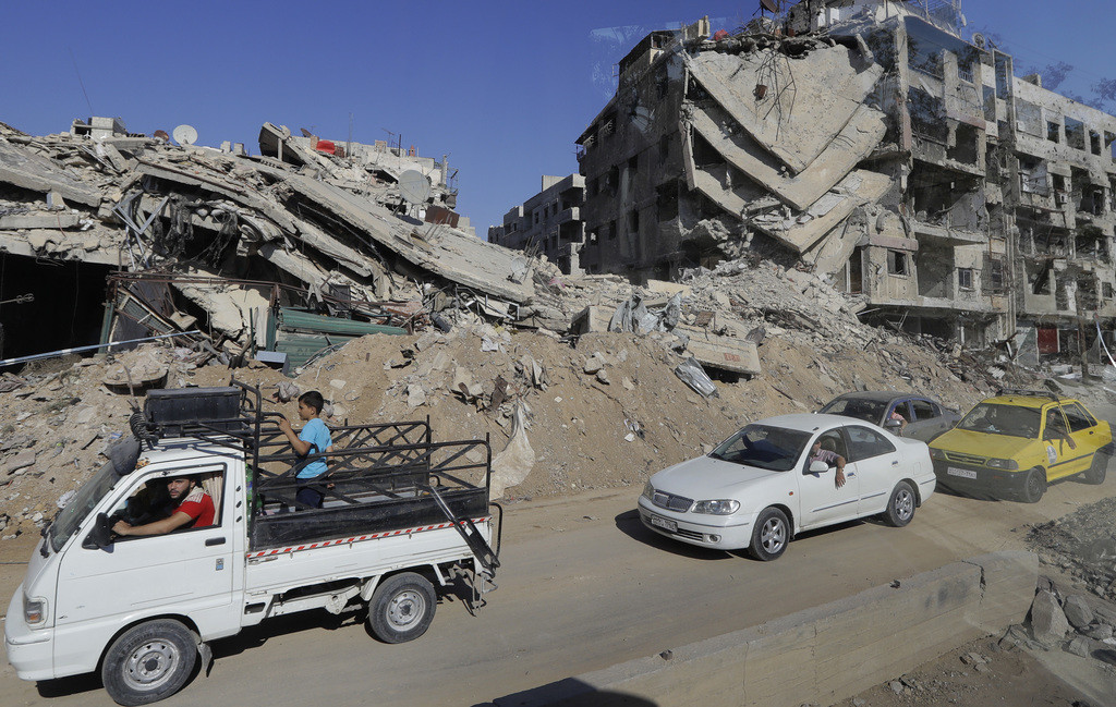 Kein amerikanisches Geld für den Wiederaufbau. Das Bild, aufgenommen am 13. August, zeigt einen Vorort von Damaskus. (Foto: Keystone/AP/Sergei Grits) 