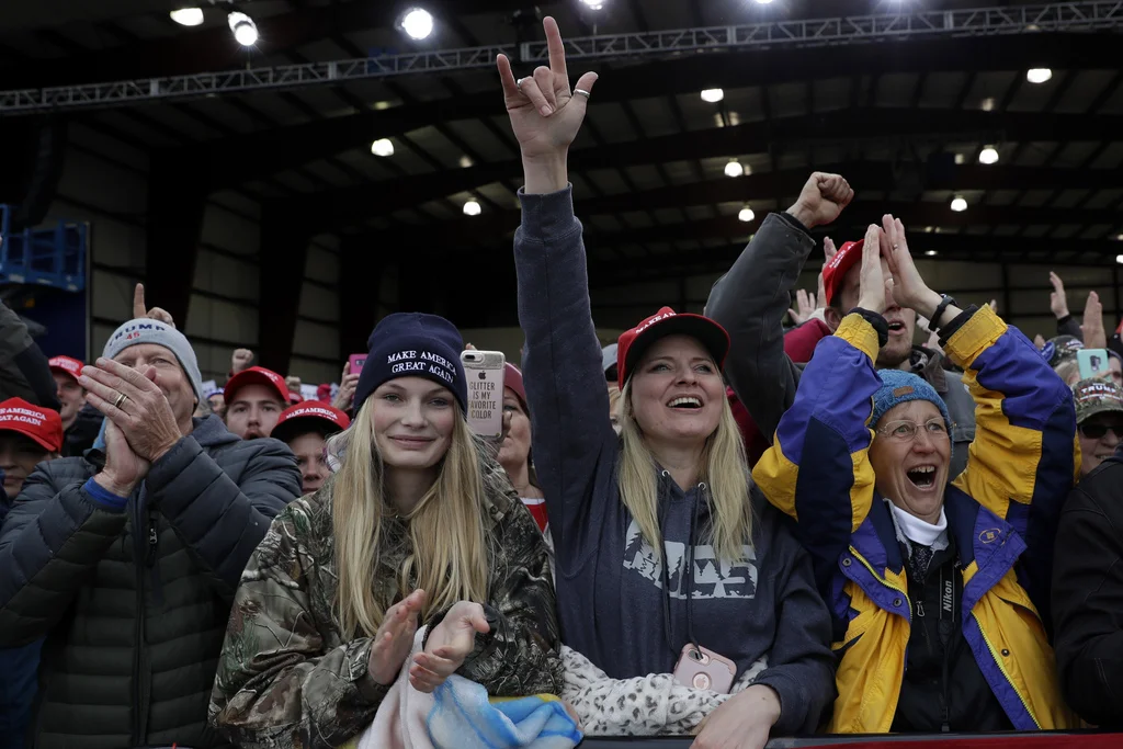 Fans von Trump an einer Wahlveranstalung am Samstag in Belgrade (Montana). (Foto: Keystone/AP/Evan Vucci)