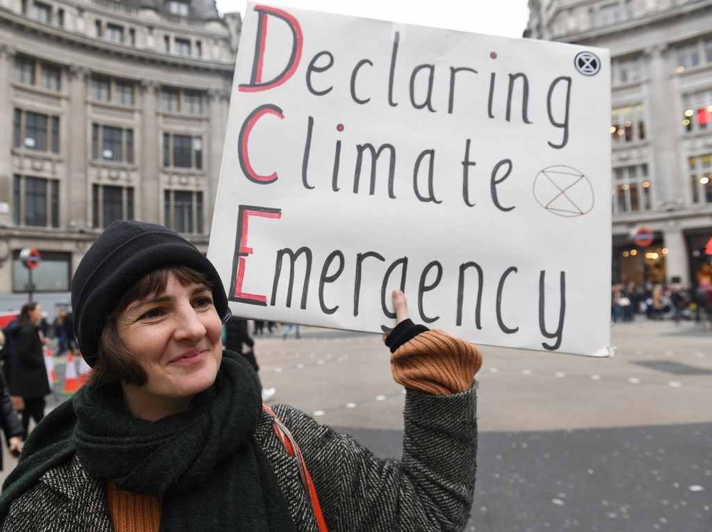 Mitglieder der Umwelt-Bewegung "Extinction Rebellion" (Rebellion gegen die Auslöschung des Lebens) blockieren auf dem Londoner Oxford Circus den Verkehr, um gegen politische Tatenlosigkeit angesichts von Umweltzerstörung und Klimaerwärmung zu protestieren. (Keystone/EPA, Facundo Arrizabalaga)