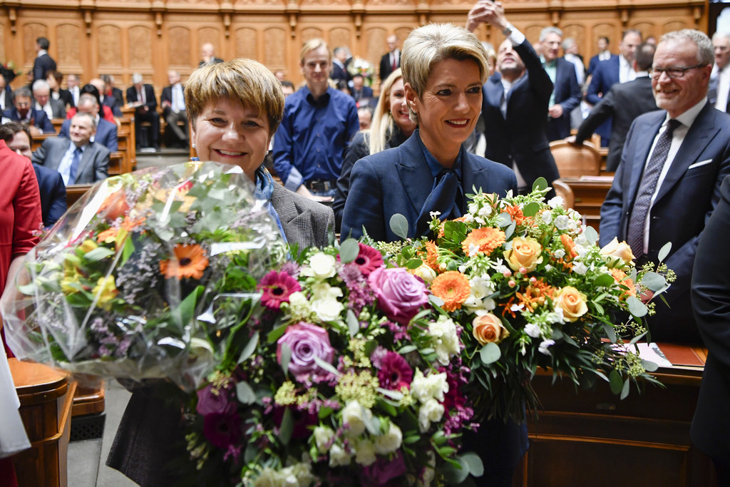 Viola Amherd und Karin Keller-Sutter nach ihrer Wahl (Foto: Keystone/Anthony Anex)
