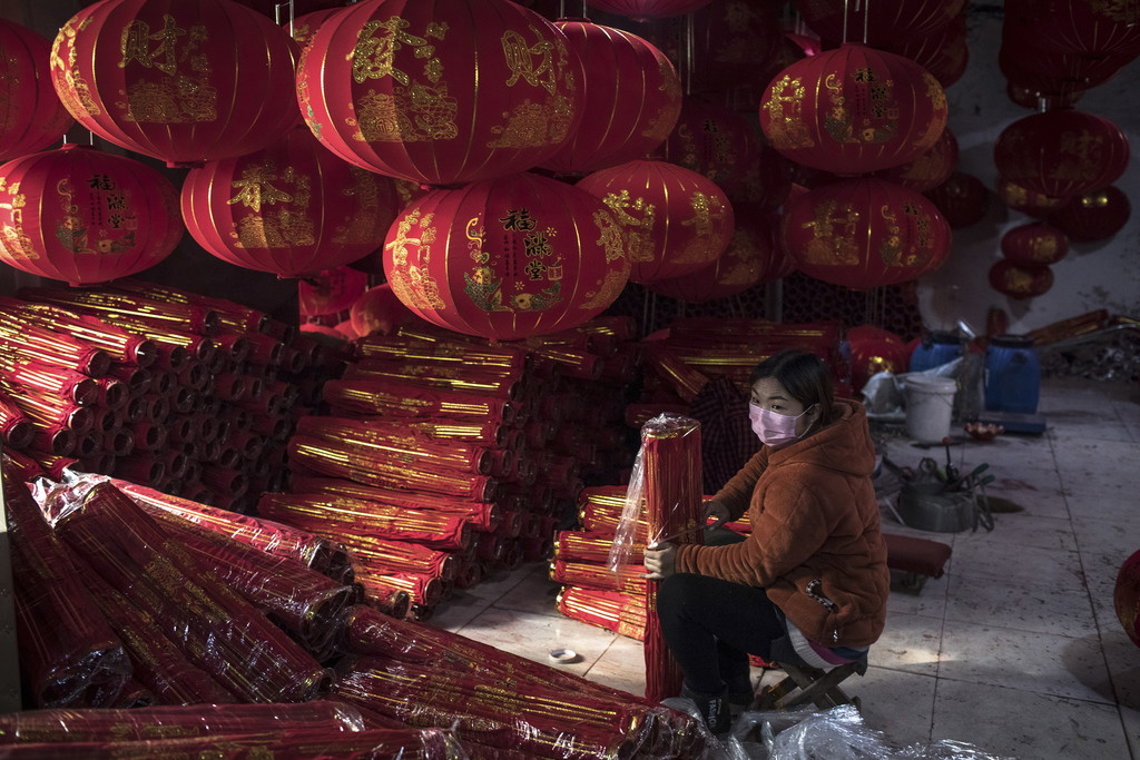 Eine chinesische Arbeiterin stellt in einer privaten Fabrik im Dorf Tuntou, Provinz Hebei, rote Laternen her, die beim Neujahrs- oder Frühlingsfest im ganzen Land nicht fehlen dürfen. (Keystone/EPA, Roman Pilipey)
