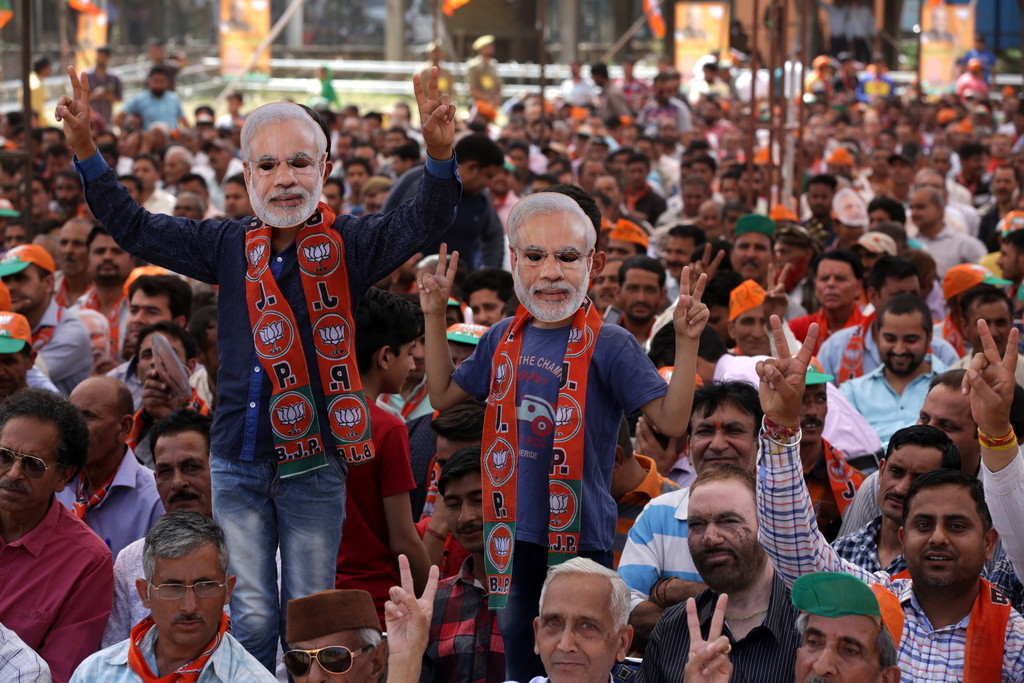 Anhänger von Premierminister Modi mit Modi-Masken an einer Wahlveranstaltung in Udampur bei Jammu in Kaschmir. (Foto: Keystone/EPA/Jaipal Singh)
