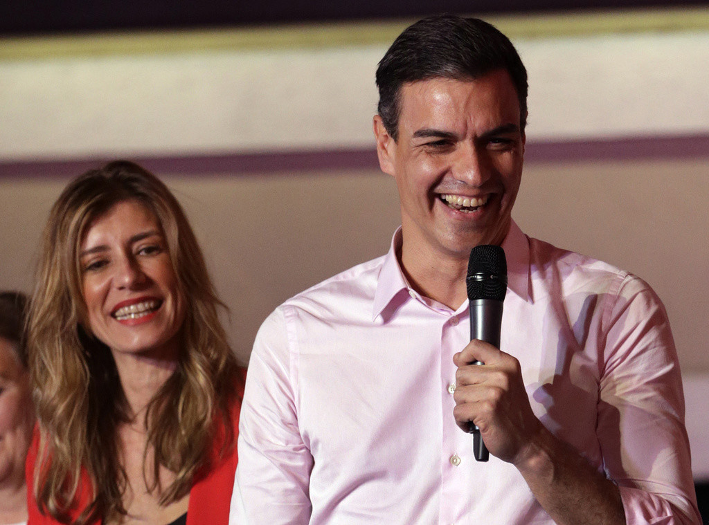 Pedro  Sánchez mit seiner Frau María Begoña Gómez Fernández am Sonntagabend in Madrid. (Foto: Keystone/AP/Andrea Comas)