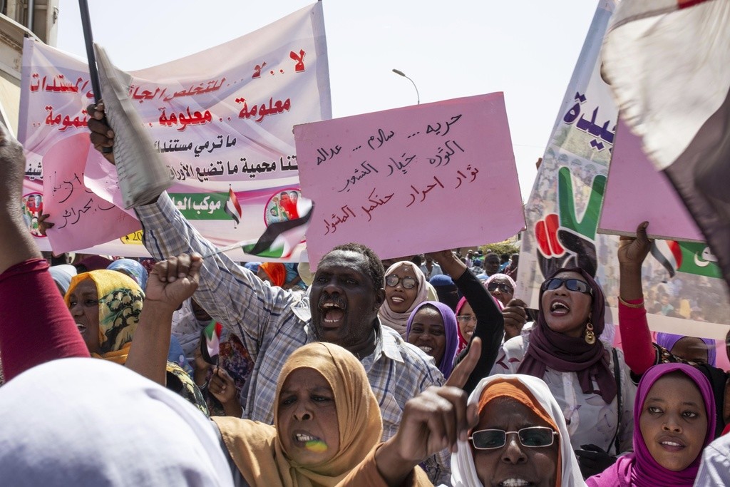 Die tägliche Demonstration vor dem Militärhauptquartier in Khartum (Foto: Keystone/AP/Salih Basheer) 