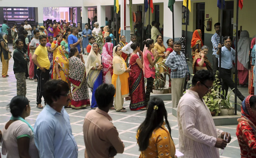 New Delhi, Sonntgmorgen: Warten auf die Stimmabgabe (Foto: Keystone/AP/Manish Swarup) 