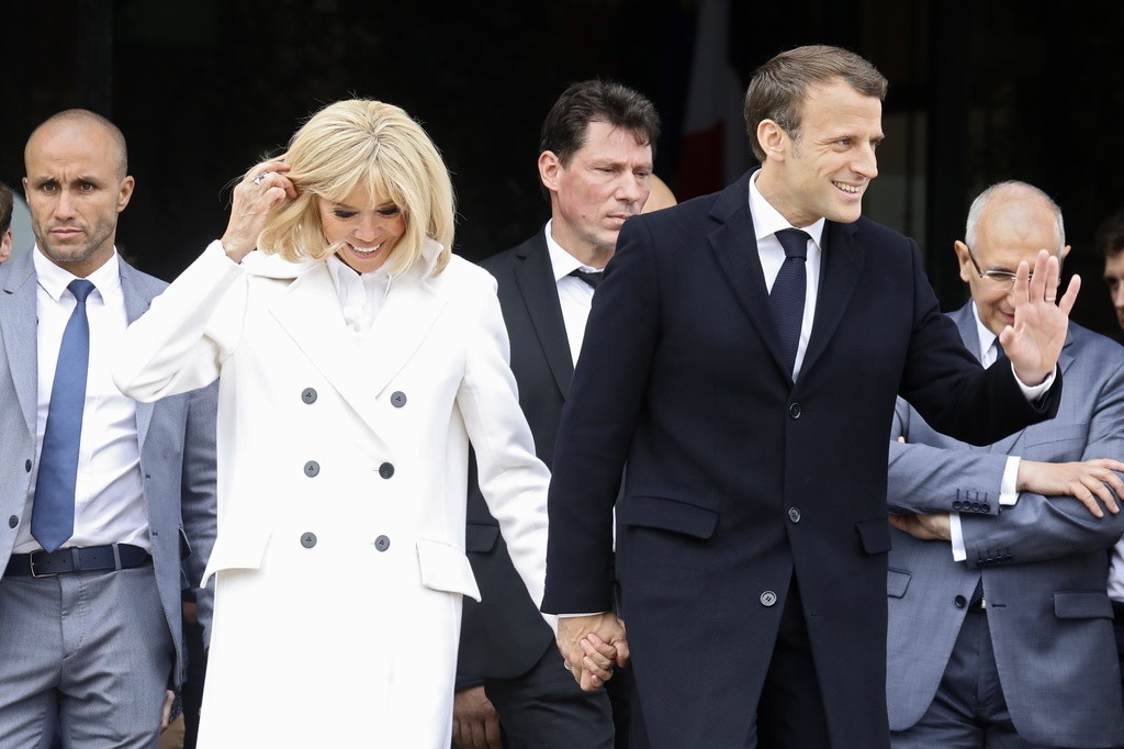 Emmanuel Macron und seine Frau Brigitte bei der Stimmabgabe am Sonntagmorgen in Le Touquet (Foto: Keystone/EPA/Ludovic Marin)