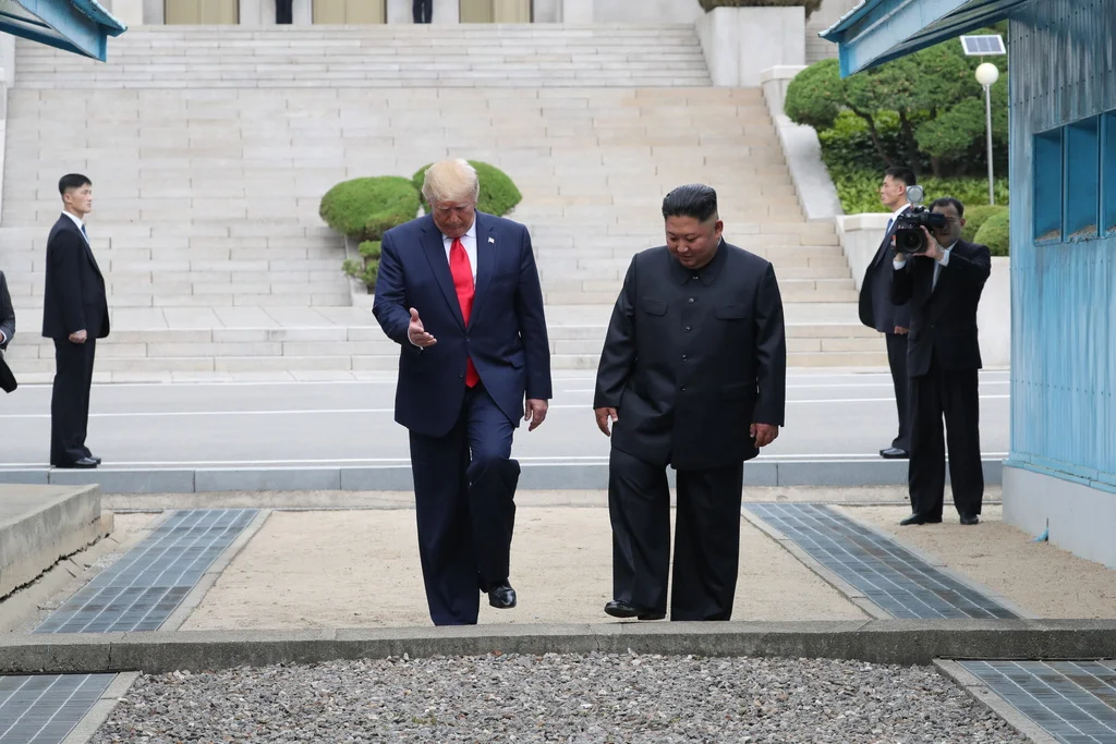 Nach ein paar Schritten auf nordkoreanischem Boden kehrt Trump in Begleitung von Kim über die Demaraktionslinie nach Südkorea zurück (Foto: Keystone EPA/YNA/Yonhap)
