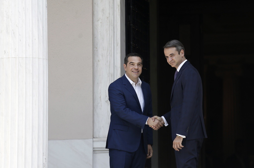 Der alte und der neue Ministerpräsident. Der abtretende Regierungschef Alexis Tsipras (links) und der Wahlsieger Kyriakos Mitsotakis am Montag in Athen. (Foto: Keystone/EPA ANA-MPA/Kostas Tsironis)