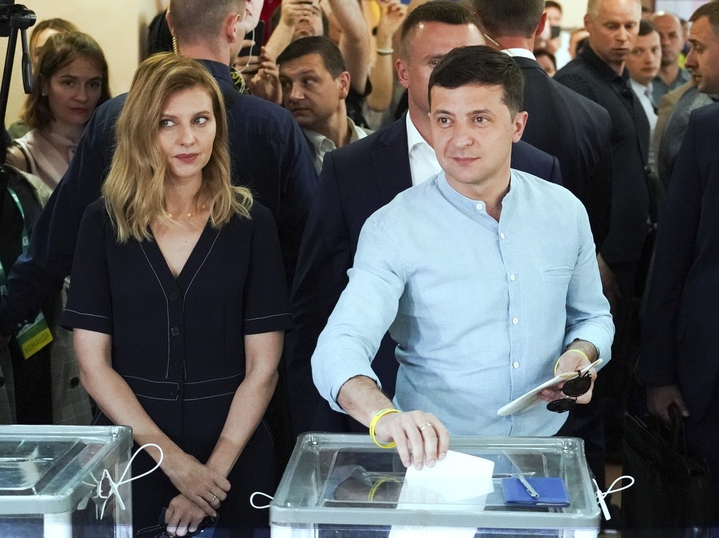Der ukrainische Präsident Wolodimir Selenski mit seiner Frau Olena Selenska bei der Stimmabgabe am Sonntagmittag in Kiew. (Foto: Keystone/AP/Evgeniy Maloletka) 
