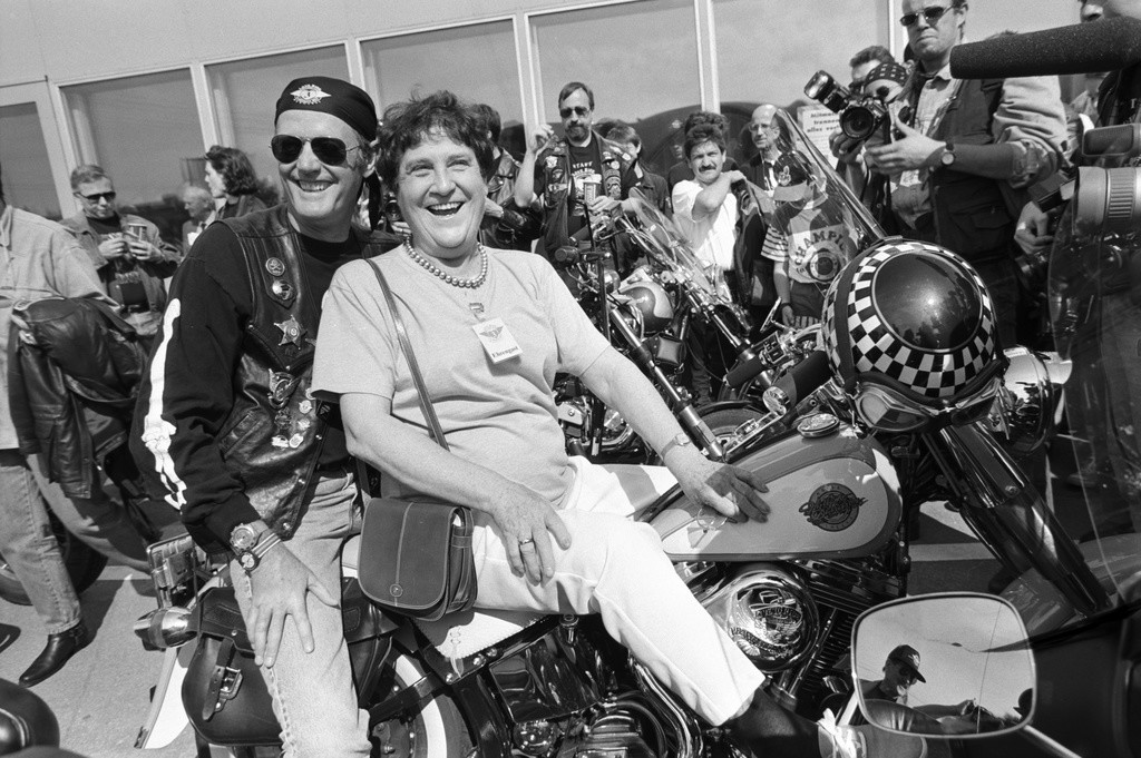 Peter Fonda mit Emilie Lieberherr auf einer legendären Harley-Davidson während einer Wohltätigkeitstour am 7. Mai 1995 in Dübendorf (Zürich). Das Geld ging an myopathische und behinderte Menschen. (Foto: Keystone/Walter Bieri)
