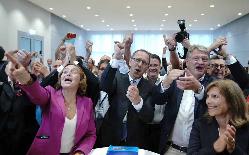 Jubel bei der AfD in Dresden: Von links: Beatrix von Storch (Bundesvorstandsmitglied), Jörg Urban (AfD-Spitzenkandidat in Sachsen), Jörg Meuthen (Bundesvorsitzender). (Foto: Keystone/DPA/Michael Kappeler)

