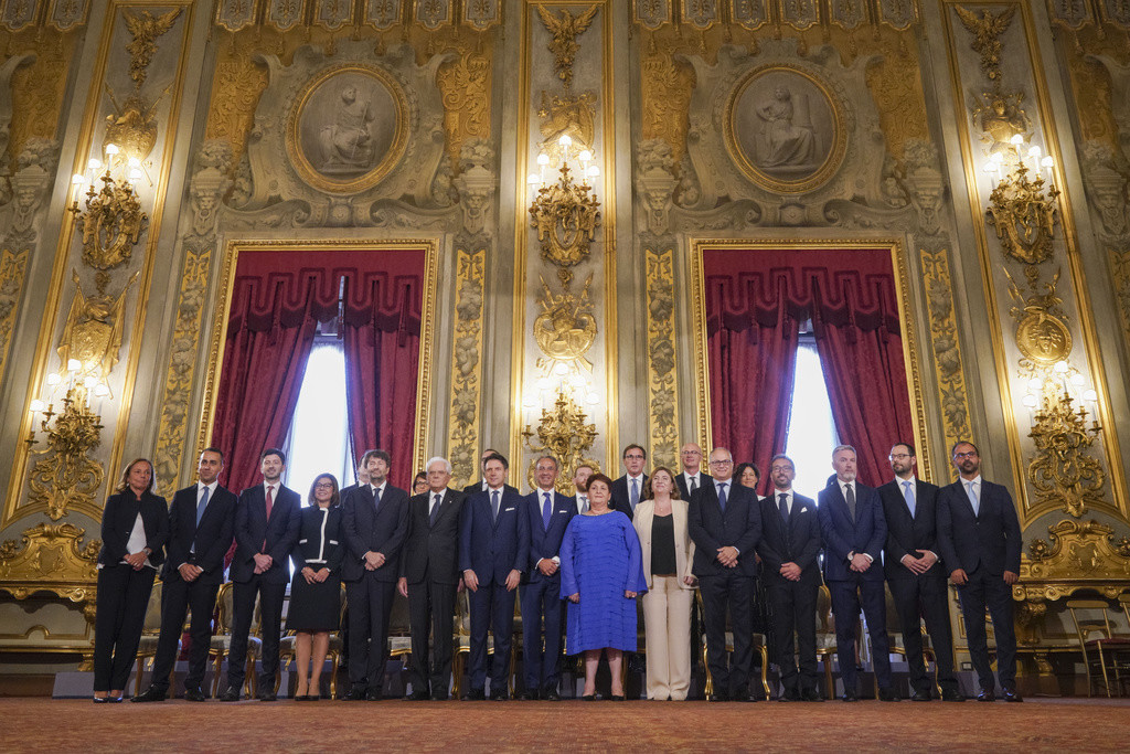 Italiens neue Regierungsmannschaft mit Staatspräsident Mattarella (sechster von links mit weissen Haaren). Siebenter von links: der alte und neue Ministerpräsident Giuseppe Conte. (Foto: Keystone/AP/Andrew Medichini)