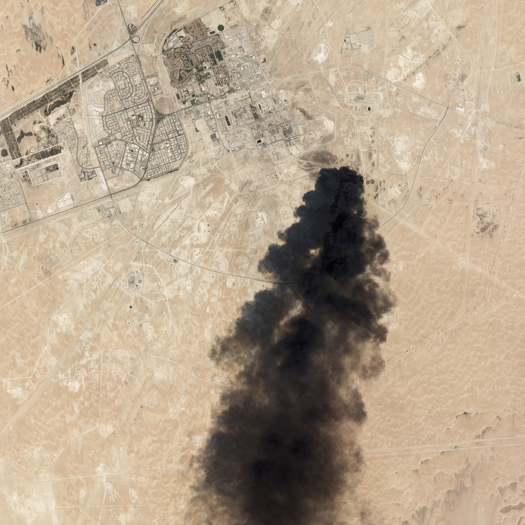 Schwarzer Rauch über der saudischen Wüste. Die Satelliten-Aufnahme zeigt die brennende Erdölanlage von Abkaik bei Buqyaq (Foto: Keystone/Planet Labs Inc via AP)