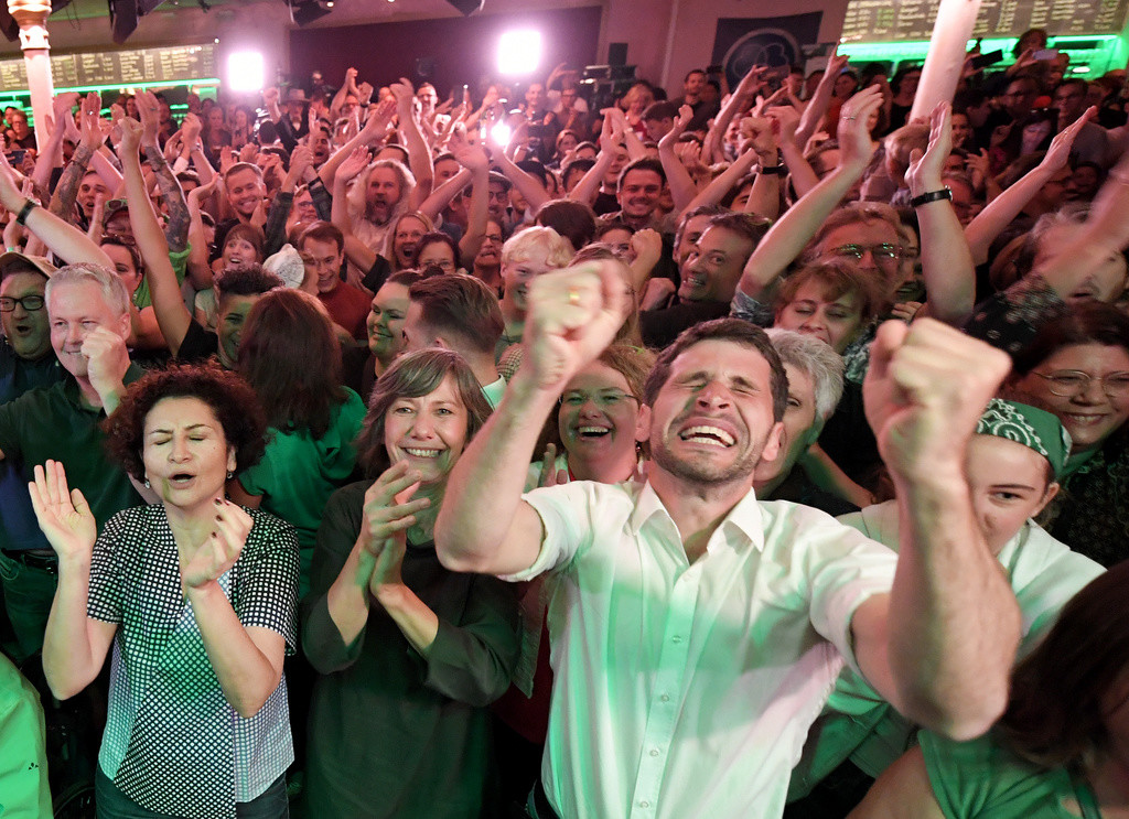 Jubel nach der ersten Hochrechnung in der Wahlzentrale der Grünen (Foto: Keystone/APA/Roland Schlager) 