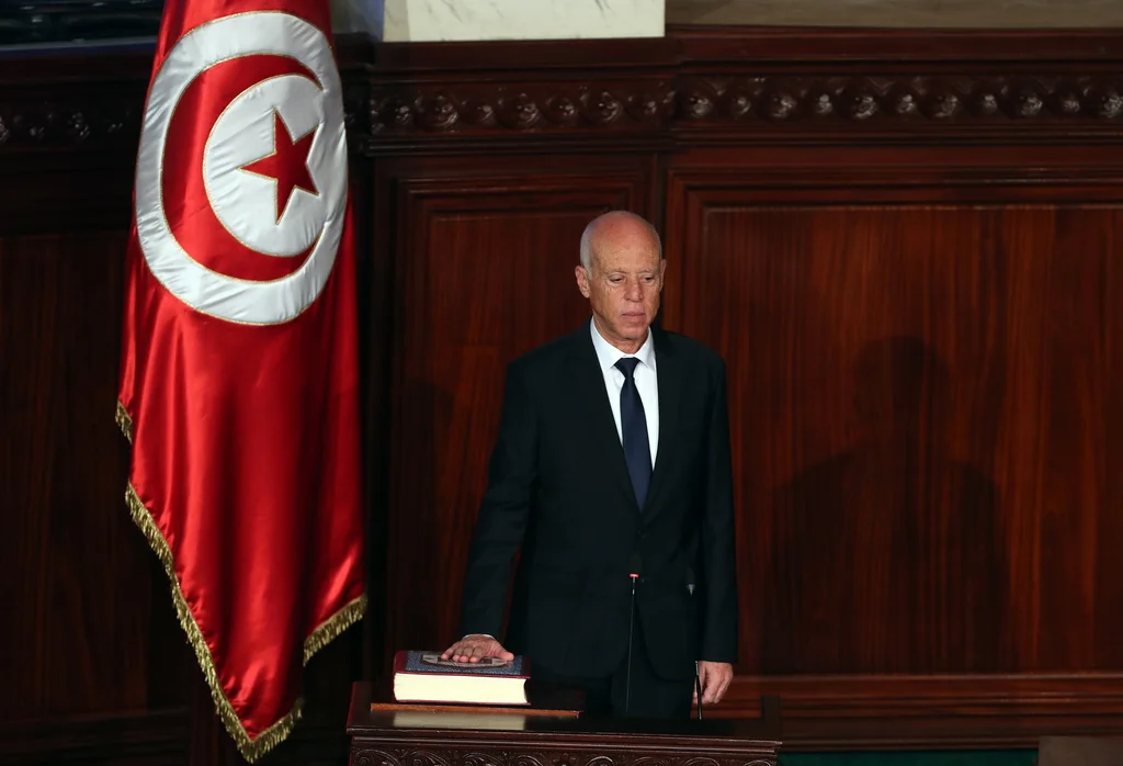 Der tunesische Präsident Kais Saied legt den Amtseid ab (Foto: Keystone/EPA/Mohamed Messara)