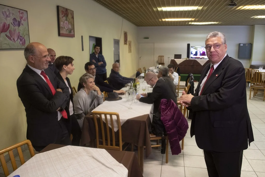 Ein konsternierter Filippo Lombardi (rechts) nach Bekanntgabe des Schlussergebnisses am Sonntagnachmittag in Rivera (Foto: Keystone/TI-Press/Davide Agosta) 