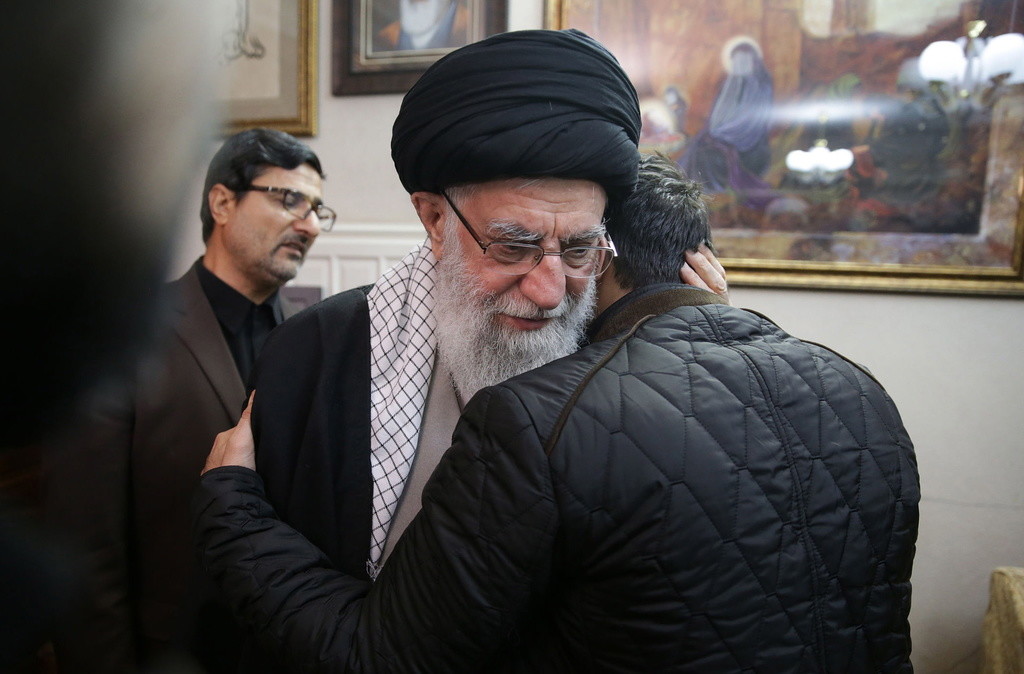 Ali Chamenei, das politische und religiöse Oberhaupts Irans, tröstet die Familienangehörigen des getöteten Qassem Soleimani. (Foto: Keystone/EPA/Iran Supreme Leader Office)