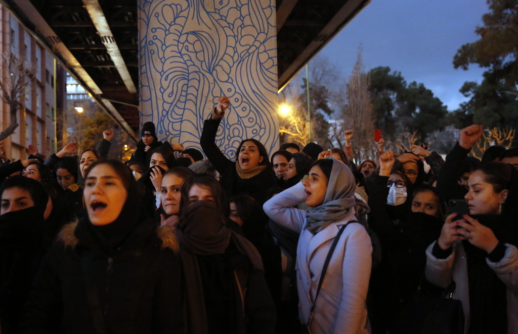 Iranerinnen und Iraner demonstrieren vor der Amir-Kabir-Universität in Teheran gegen die Geheimhaltungspolitik der Revolutinsgarden. „Tod dem Lügner“, riefen sie. (Foto: Keystone/EPA/Abedin Taherkenareh)
