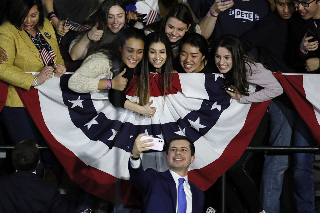 Überraschend stark: Pete Buttigieg mit Supporterinnen in Iowa (Foto: Keystone/AP/Charlie Neibergall) 