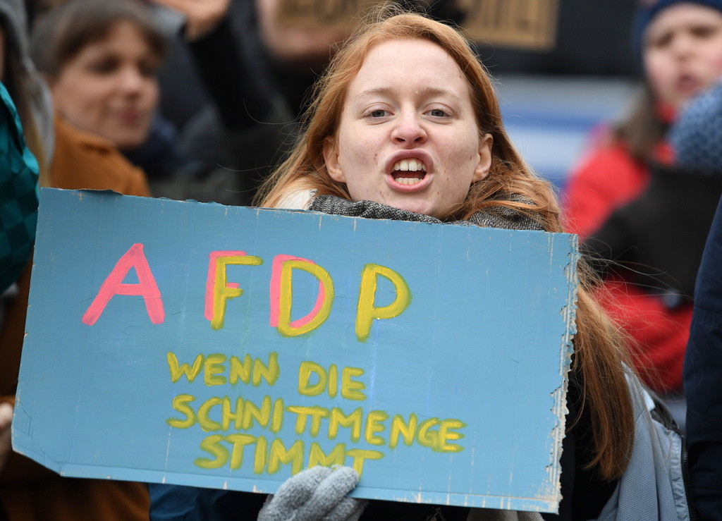 AFD FDP AFDP - Wenn die Schnittmenge stimmt. Demonstranten am Donnerstag vor der Staatskanzlei in Erfut (Foto: Keystone/EPA/Filip Singer) 