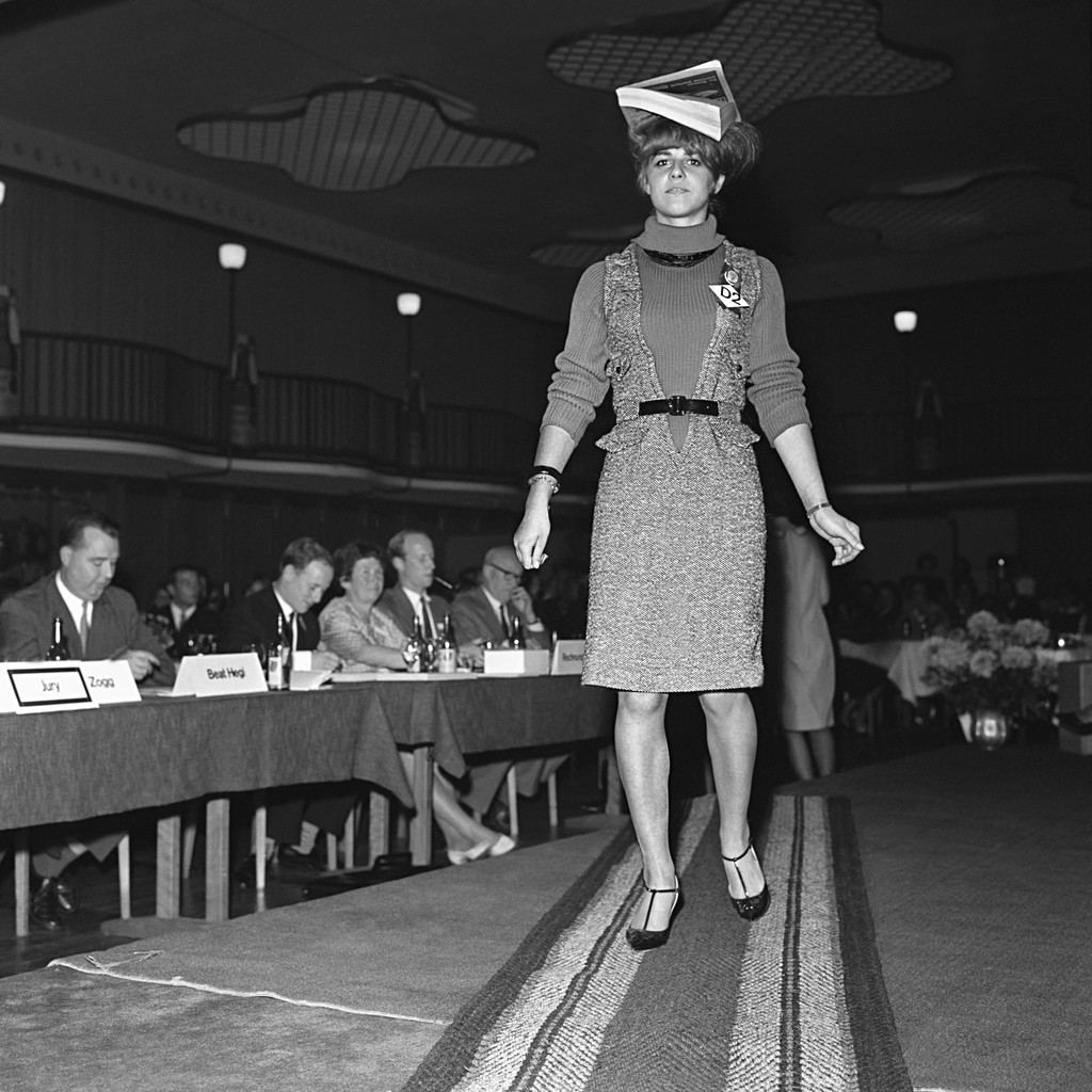 Sie ist eine von 54 Kandidatinnen, die sich 1964 im Zürcher Kongresshaus an der Vorentscheidung beteiligt. (Foto: Keystone/Photopress-Archiv/Krebs)
