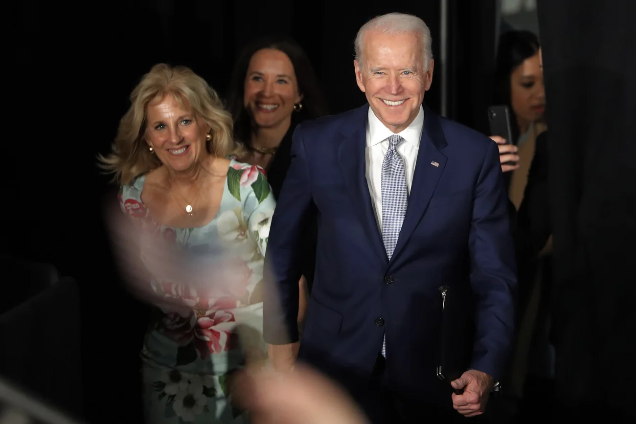 Joe Biden nach seinem Sieg in South Carolina mit seiner Frau Jill Biden (Foto: Keystone/AP/Gerald Herbert)