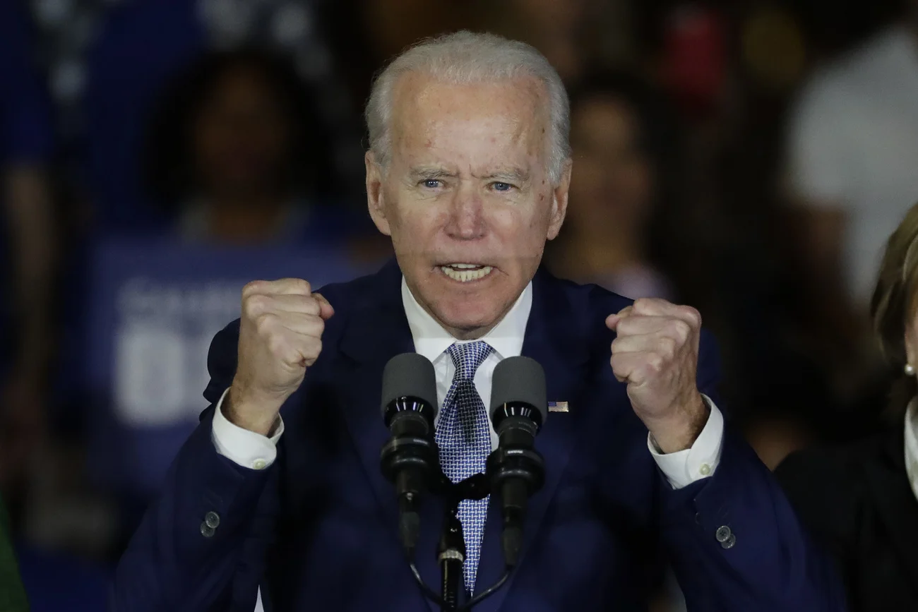Biden in der Nacht zum Mittwoch in Los Angeles. (Foto: Keystone/AP/Chris Carlson) 
