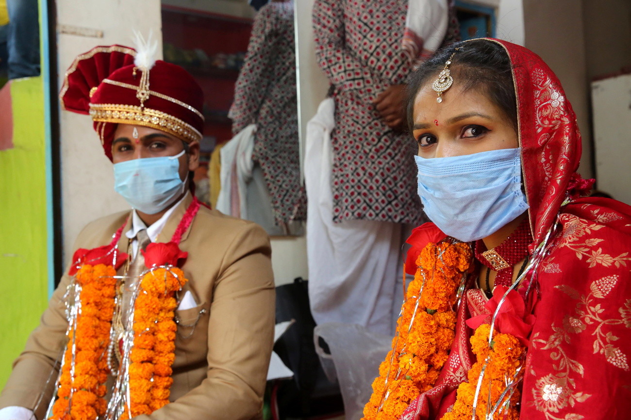 Bräutigam und Braut während der Heiratszeremonie am Sonntag in Bhopal (Foto: Keystone/EPA/Sanjeev Gupta)