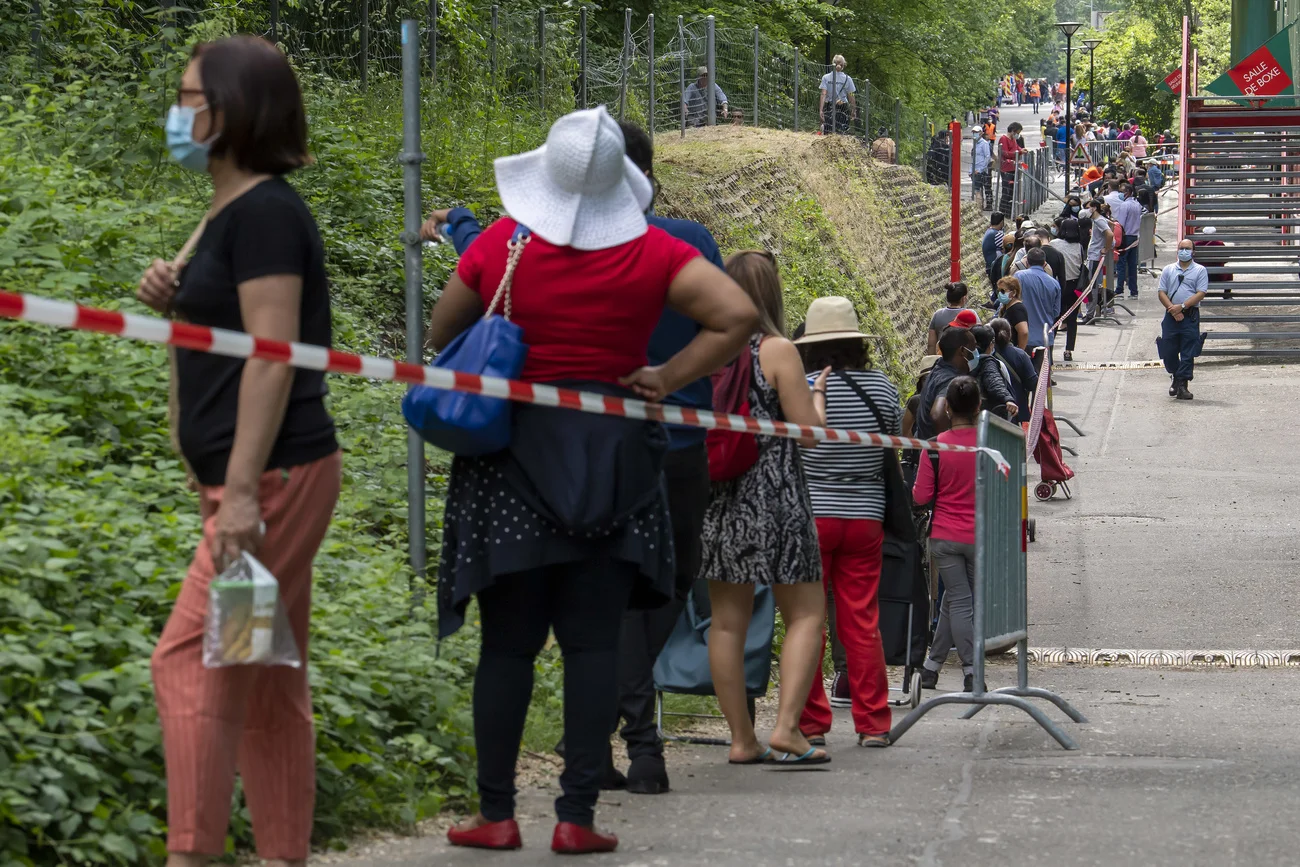 Anstehen für Essen: Vor der Genfer Les Vernets-Halle am Samstag (Foto: Keystone/Martial Trezzini)