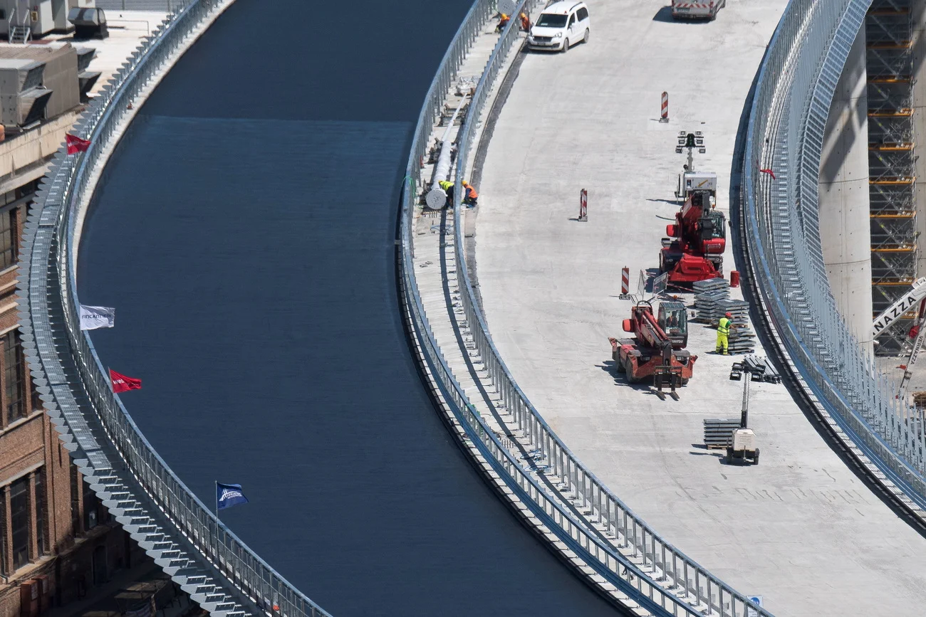 Der Asphalt wird aufgetragen (Foto: Keystone/EPA/Luca Zennaro)