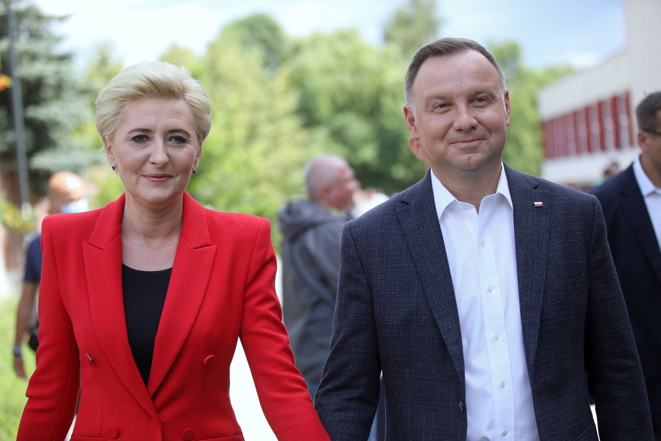 Der polnische Präsident Andrzej Duda mit seiner Frau Agata Kornhauser-Duda am Sonntagnachmittag bei der Stimmabgabe in Krakau. (Foto: Keystone/EPA/Lukasz Gagulski)