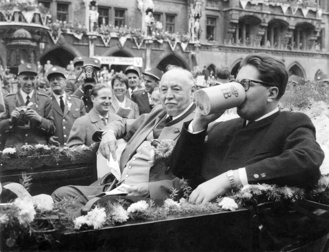 Hans-Jochen Vogel (rechts), der neue Oberbürgermeister von München, mit seinem Amtsvorgänger Thomas Wimmer am Oktoberfest 1960 (Foto: Keystone/DPA/Georg Göbel)