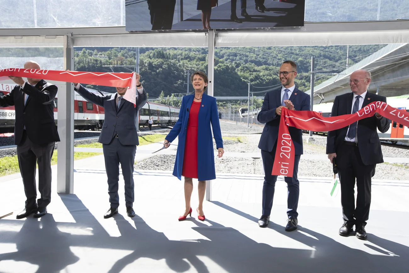 Simonetta Sommaruga am Freitag bei der Eröffnung des Monte-Ceneri-Basistunnels (links Dieter Schwank, CEO Alptransit AG, Bundesrat Ignazio Cassis, Bundespräsidentin Simonetta Sommaruga, Staatsrtat Norman Gobbi und Vincent Ducrot, CEO SBB). (Foto: Keystone/Gaëtan Bally)