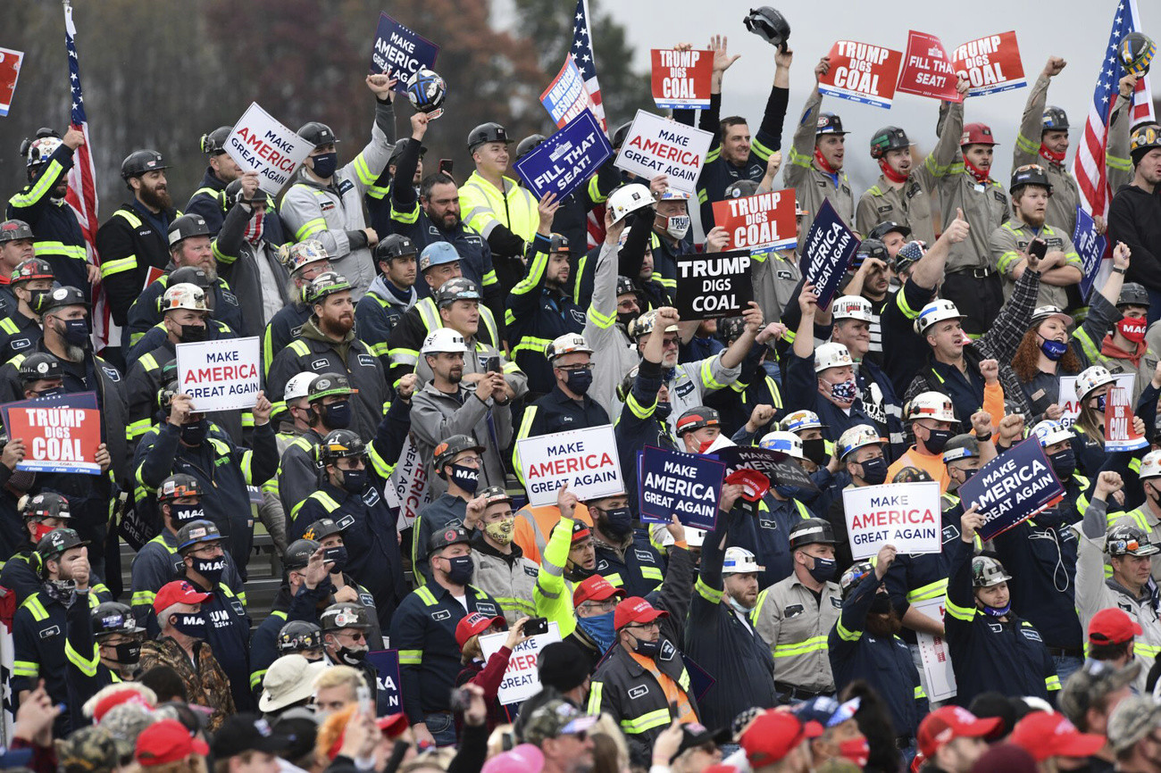 Minenarbeiter warten auf den Auftritt von Donald Trump in Martinsburg in Pennsylvania. In diesem Bundesstaat könnten sich die Wahlen entscheiden. (Foto: Keystone/AP/The Tribune-Democrat/John Rucosky)