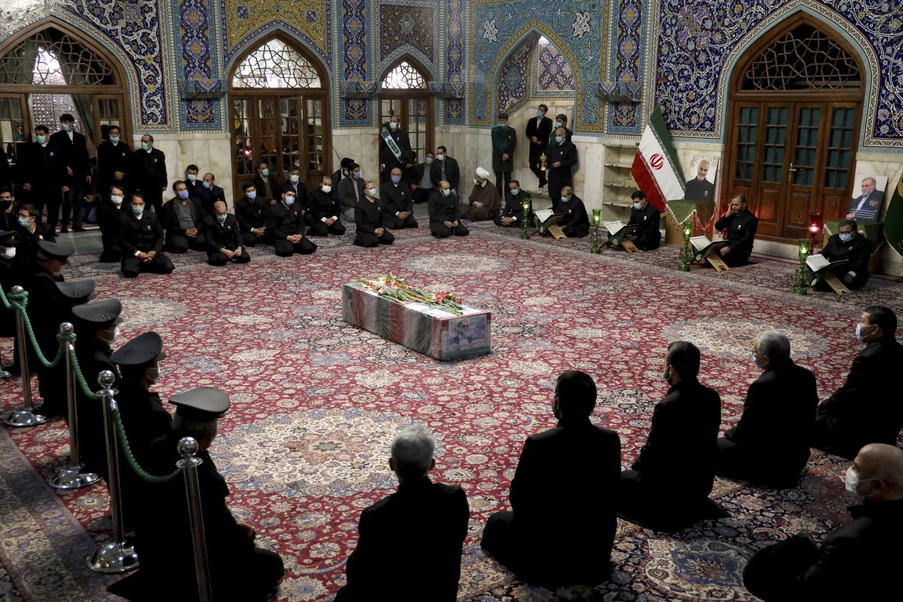 Der Sarg mit Mohsen Fakhrizadeh im Imam Reza-Schrein in Maschad (Foto: Keystone/Iranisches Verteidigungsministerium via AP)
