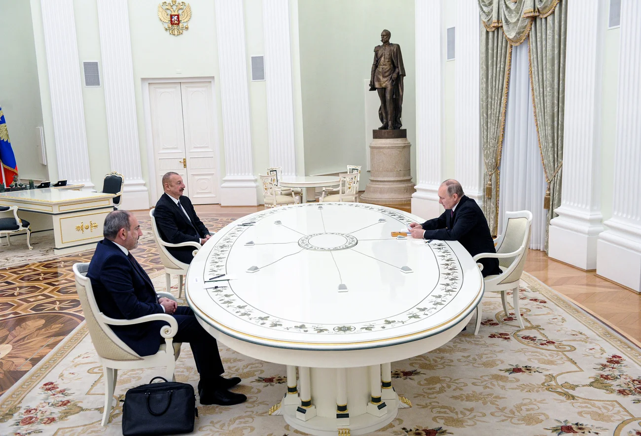 Rechts: Präsident Putin, links vorne: der armenische Regierungschef Paschinjan, links hinten: der aserbaidschanische Präsident Aliyev (Foto: Keystone/Mikhail Klimentyev/Sputnik/Kremlin Pool/via AP)