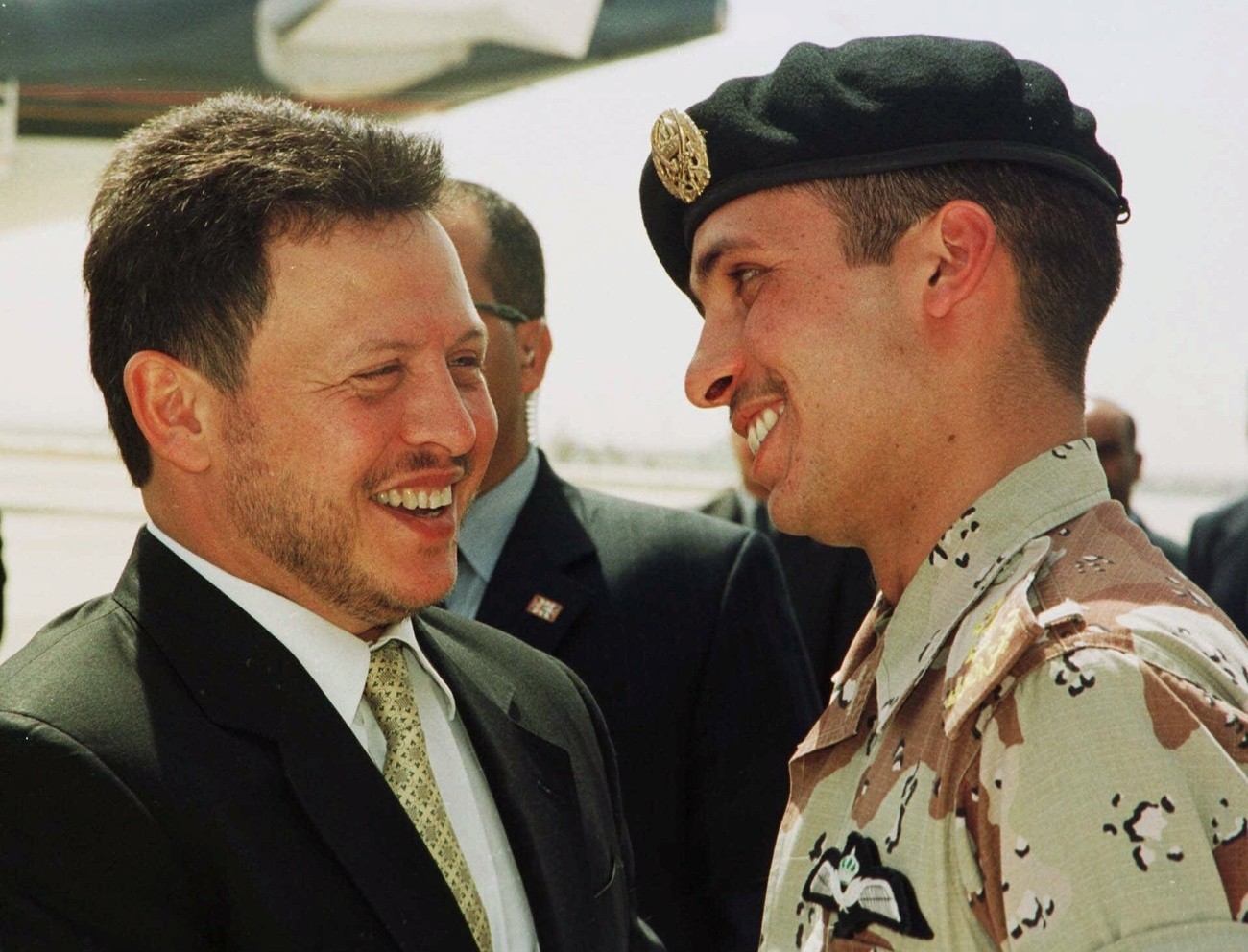 König Abdullah II. und Kronprinz Hamzeh: Genau 20 Jahre alt ist dieses Bild und die Beziehung der beiden intakt. (Foto: Keystone/AP/Youssef Allan) 