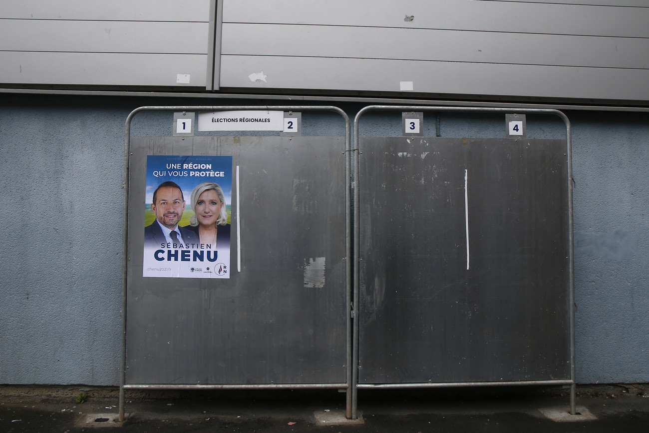 Ein einsames Wahlplakat mit Marine Le Pen im nordfranzösischen Hénin-Beaumont (Foto: Keystone/AP/Michel Spingler)