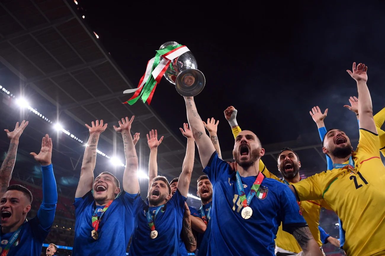 Leonardo Bonucci mit der Trophäe, rechts mit der Nummer 21: der Held des Abends. (Foto: Keystone/EPA/Laurence Griffiths/Pool)