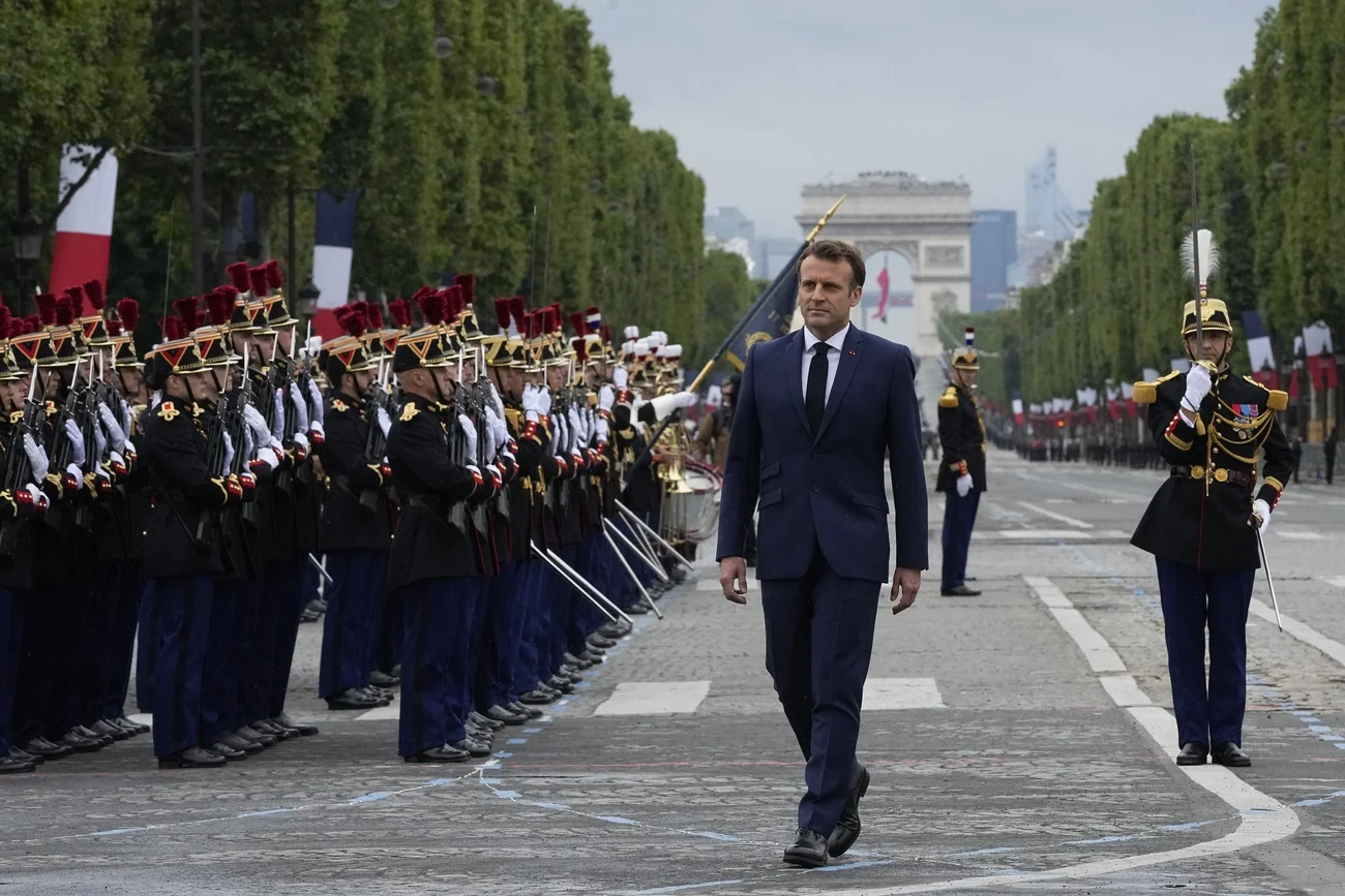 Emmanuel Macron am Bastille-Tag auf den Champs-Élysées (Foto: Keystone/EPA/Michel Euler/Pool)