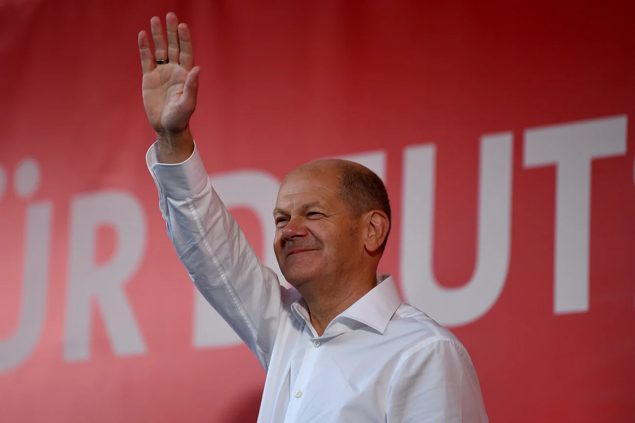 In Siegeslaune: Olaf Scholz am Samstag in Braunschweig. (Foto: Keystone/dpa/Swen Pförtner)