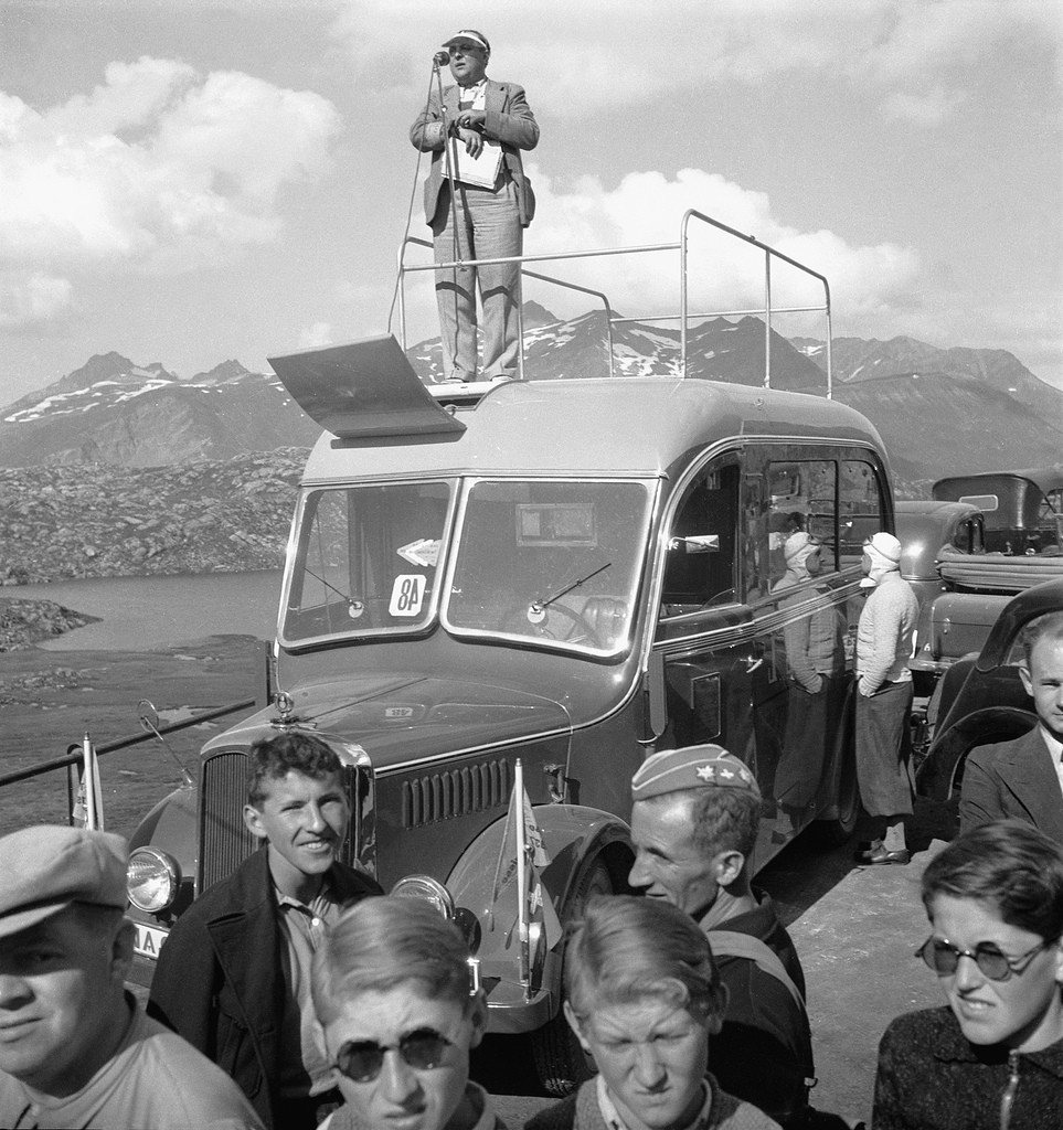 10. August 1939: Ein Radioreporter wartet auf dem Gotthard-Pass während der 6. Etappe der Tour de Suisse, die von Luzern nach Lugano führt, auf seinen Einsatz. (Foto: Keystone/Photopress-Archiv)
