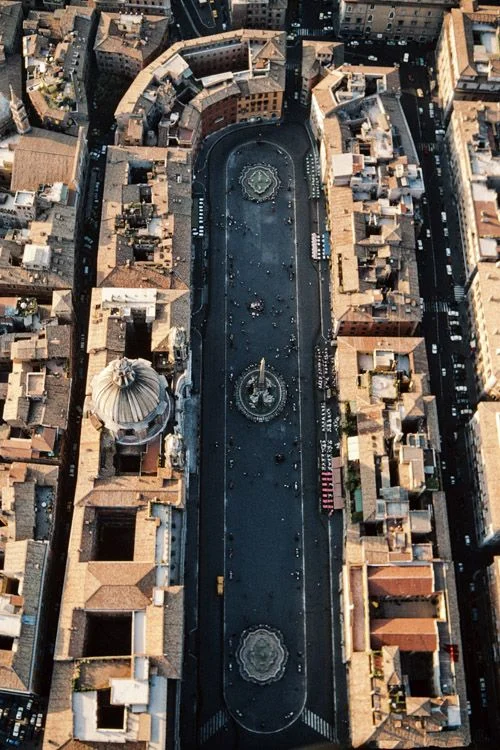 Die Piazza Navona in Rom
Ein Inventar der Welterbegüter ohne Rom – undenkbar! Trotzdem kam für Rom die Auszeichnung, die es gar nicht braucht, eher spät, und dann erst noch scheibchenweise. Das Welterbekomitee berücksichtigte 1980 das antike Rom innerhalb der Aurelianischen Mauer. Der Heilige Stuhl – redensartlich „der kleinste Staat der Welt“, aber von Rechts wegen eigentlich kein Staat, sondern lediglich ein Völkerrechtssubjekt – trat der Welterbekonvention 1982 bei. Erst jetzt wurde die Absurdität eine…